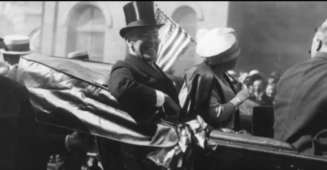 Woodrow Wilson and his wife in a car