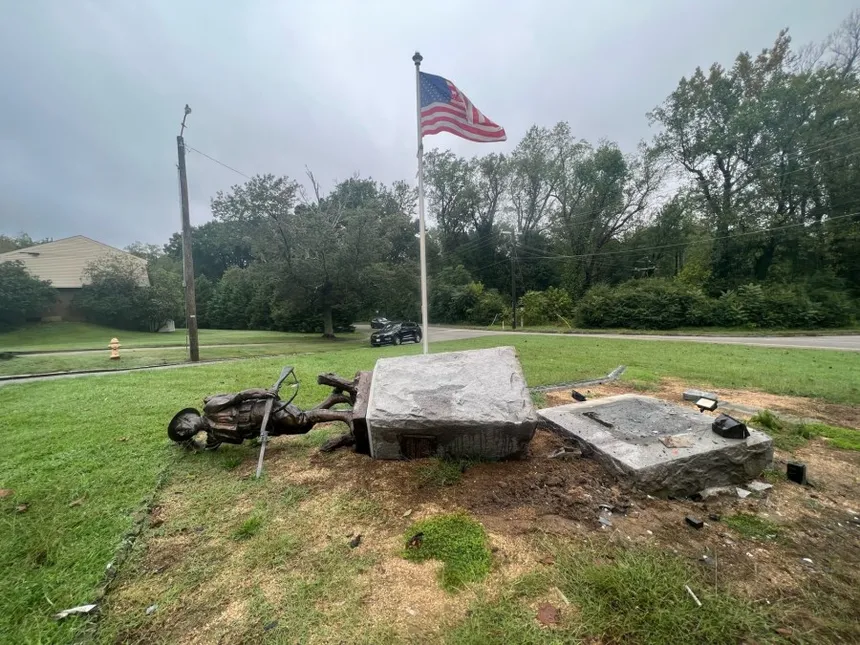 statue-knocked-down-3