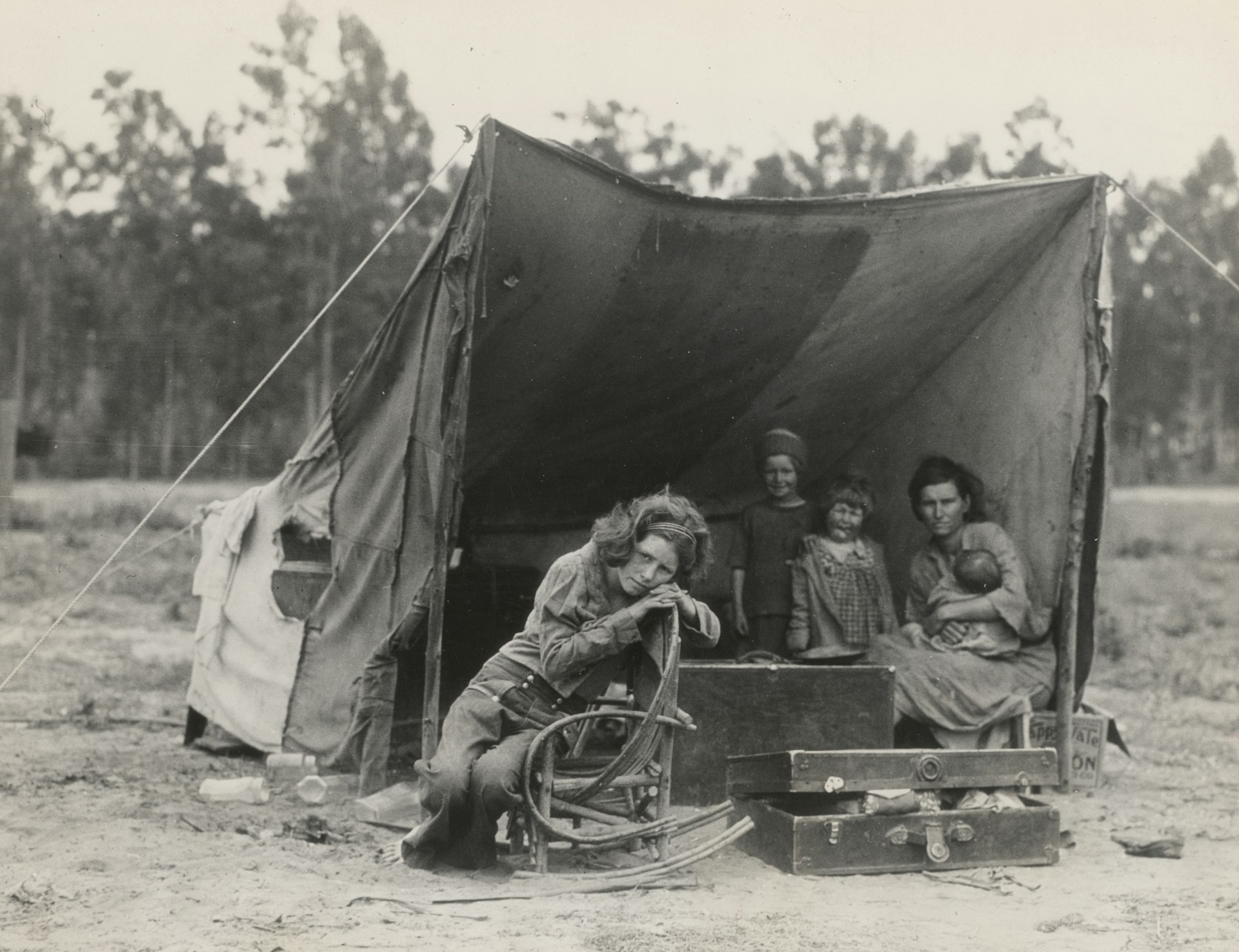 Alt text: American family during the Great Depression with the “Migrant Mother” in the background.