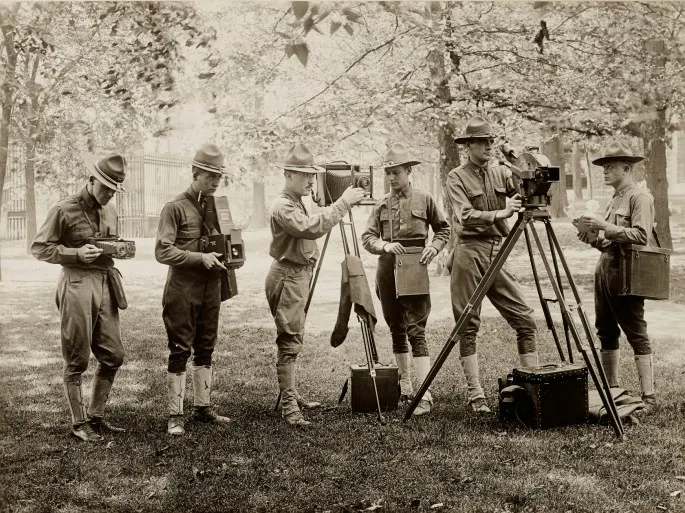 WWI soldiers with cameras